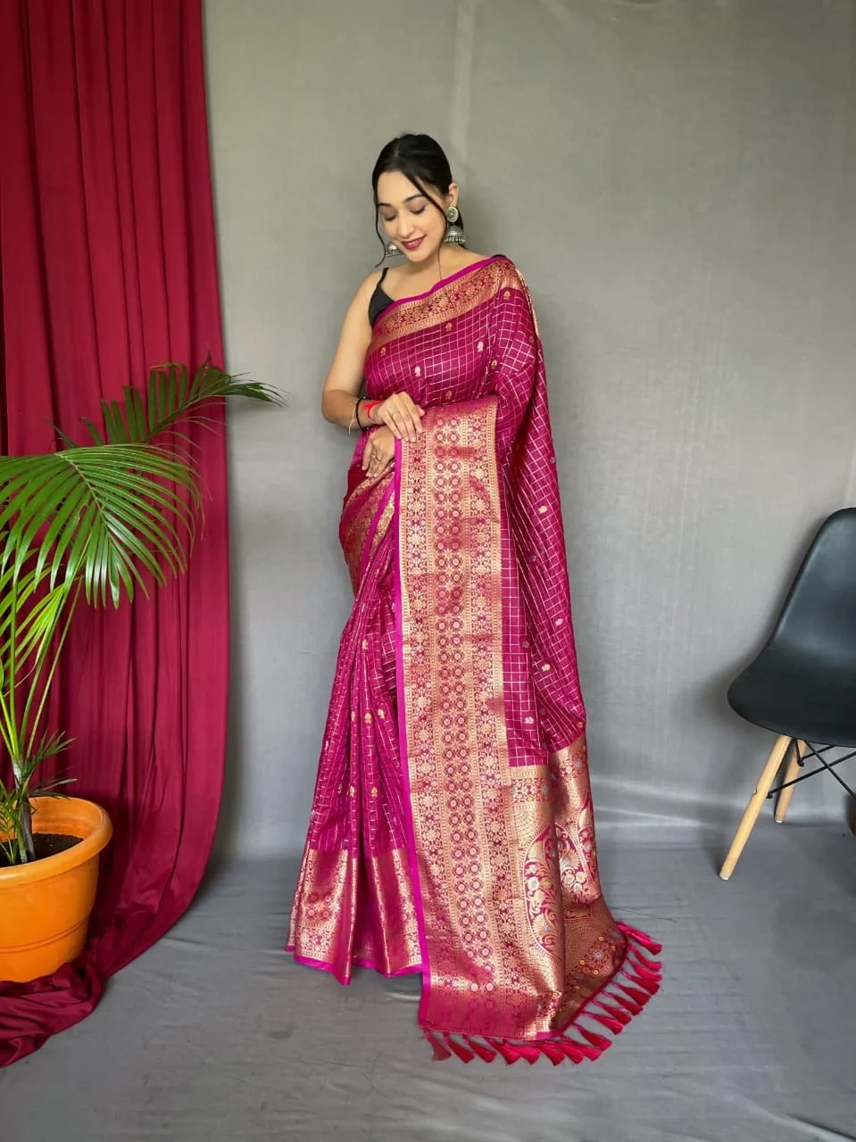 Checks Antique Weaving Handloom with Heavy Gold Big Jacquard Border and Meena Motifs Saree